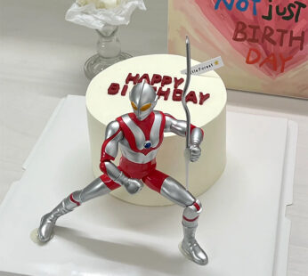 M016-Ultraman holding candle cake