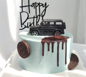 M052-Car and oreo decorated cake