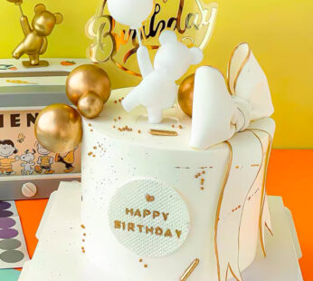 M066-Bear and gold ribbon bow cake