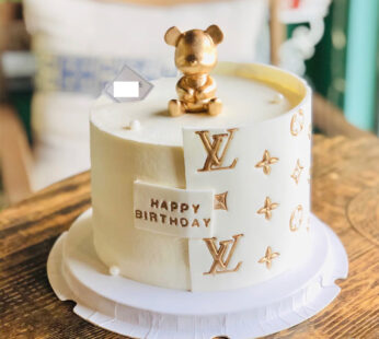 W037-White fondant lv cake