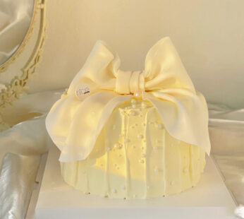 W039-White fondant bow cake