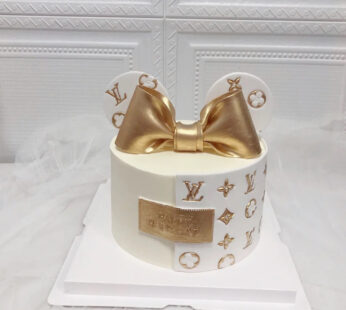 W041-White fondant lv cake