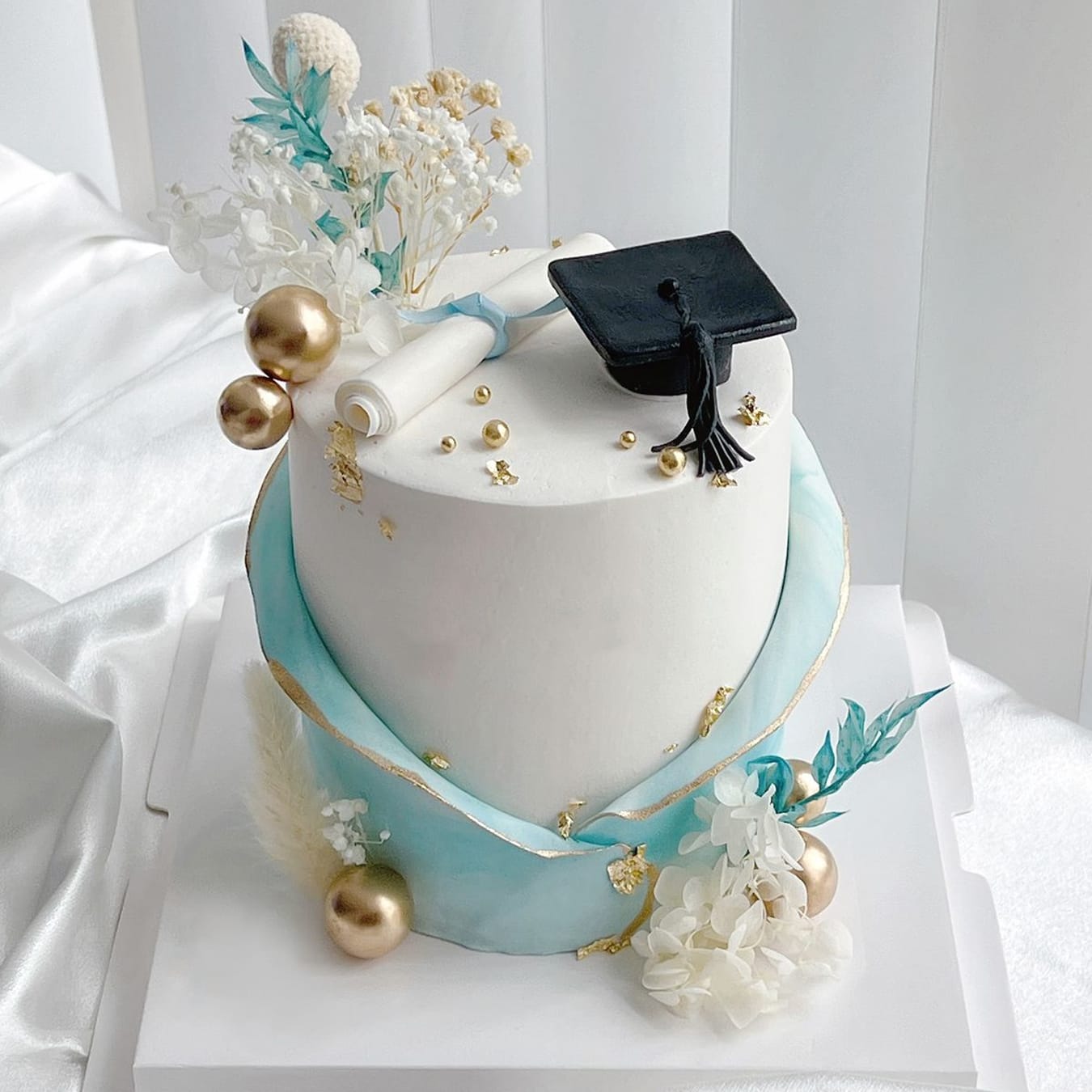 W346- Graduation Cakes